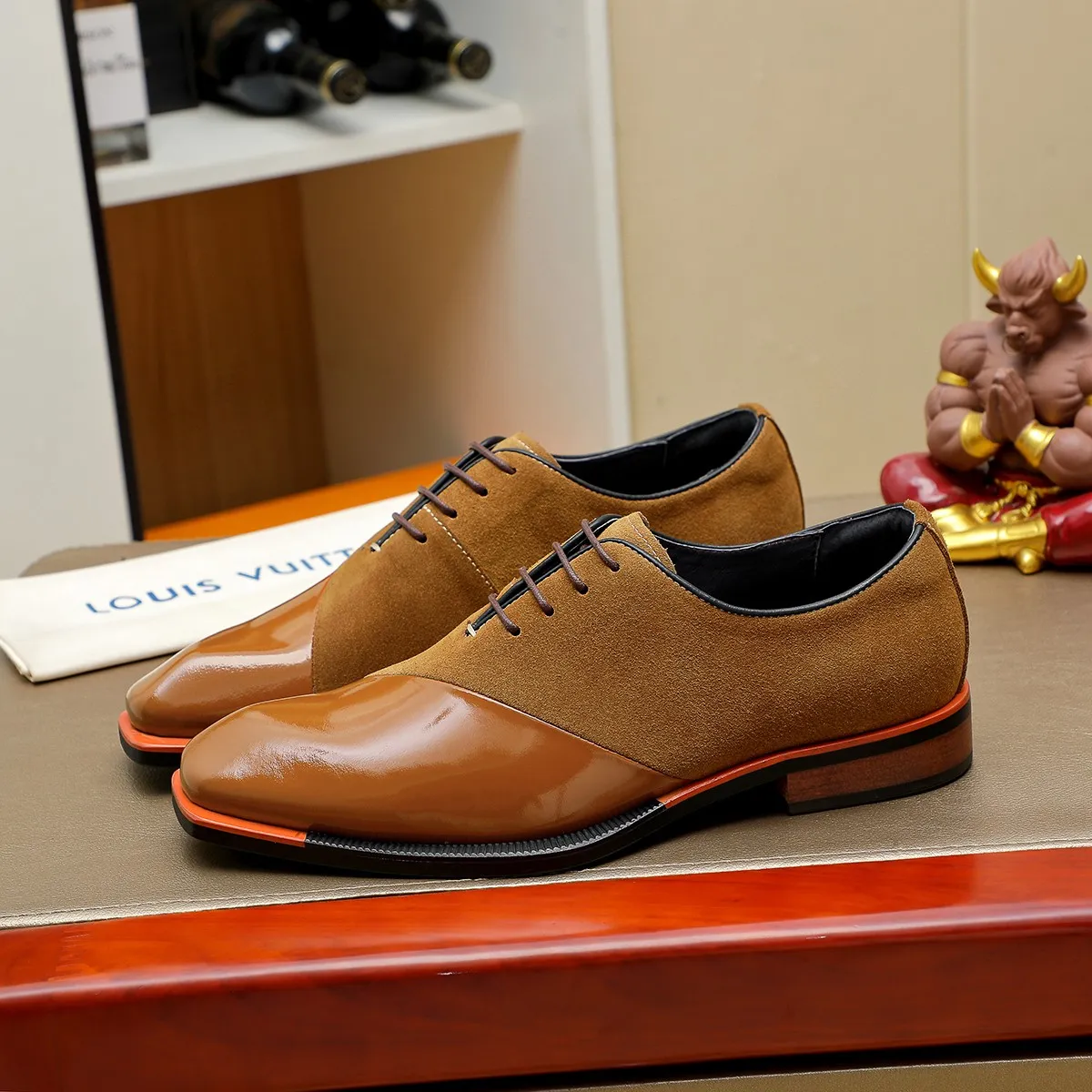 Men's shoes 💰620 💰 Louis Vuitton LV ® Autumn and Winter 🆕 models 🔛Full shoe counter First layer cowhide, 🐂leather lined casual shoes for men, super soft outsole, essential for driving. Counter synchronized original first layer cowhide completely 1:1 mold customization 🌹Top version, 2 colors available! Number: 38-45 (37.46. Customized)